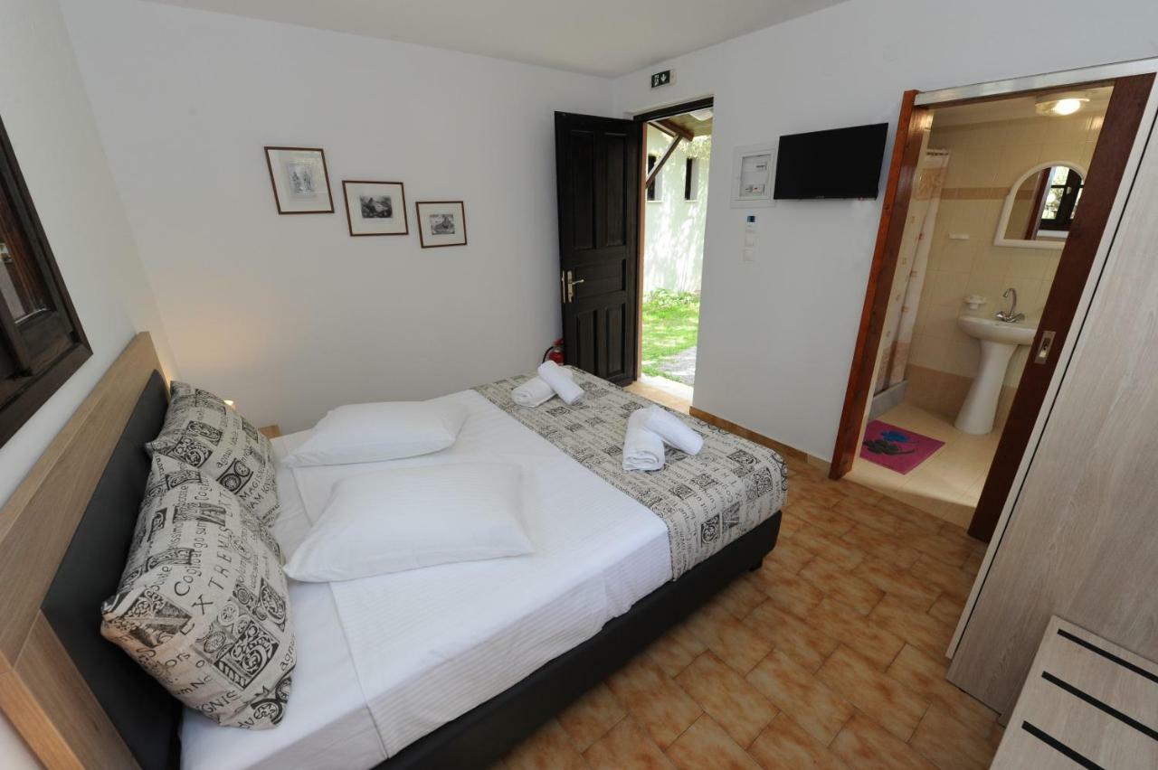 Camping & Bungalows Castle View Mystras Esterno foto